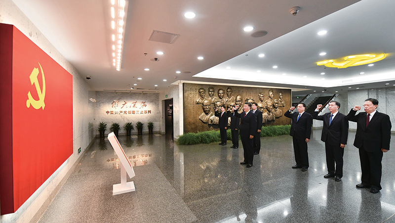 2017年10月31日，中共中央總書記、國(guó)家主席、中央軍委主席習(xí)近平帶領(lǐng)中共中央政治局常委李克強(qiáng)、栗戰(zhàn)書、汪洋、王滬寧、趙樂際、韓正，瞻仰上海中共一大會(huì)址和浙江嘉興南湖紅船。這是31日上午，在上海中共一大會(huì)址紀(jì)念館，習(xí)近平帶領(lǐng)其他中共中央政治局常委同志一起重溫入黨誓詞。 