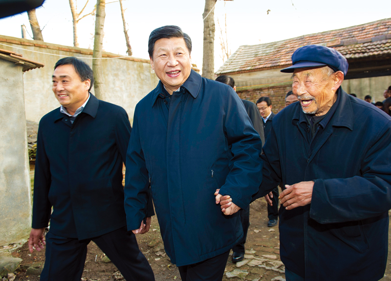 　2013年11月24日至28日，中共中央總書記、國家主席、中央軍委主席習(xí)近平在山東考察。 這是25日下午，習(xí)近平在地處沂蒙老區(qū)的臨沭縣曹莊鎮(zhèn)朱村親切地拉著83歲的“老支前”王克昌的手去他家看望。 新華社記者 謝環(huán)馳/攝