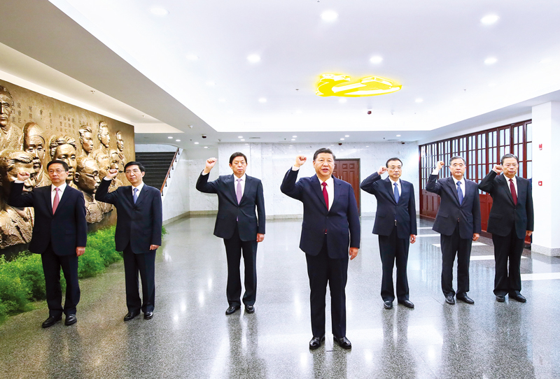 　2017年10月31日，中共中央總書記、國家主席、中央軍委主席習(xí)近平帶領(lǐng)中共中央政治局常委李克強(qiáng)、栗戰(zhàn)書、汪洋、王滬寧、趙樂際、韓正，瞻仰上海中共一大會(huì)址和浙江嘉興南湖紅船。這是31日上午，在上海中共一大會(huì)址紀(jì)念館，習(xí)近平帶領(lǐng)其他中共中央政治局常委同志一起重溫入黨誓詞。 新華社記者 蘭紅光/攝