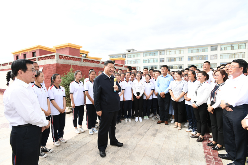 8月19日至22日，中共中央總書記、國家主席、中央軍委主席習(xí)近平在甘肅考察。這是20日下午，習(xí)近平在張掖市山丹培黎學(xué)校同師生親切交流。