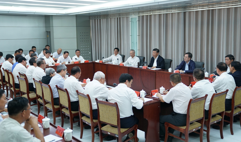 8月19日至22日，中共中央總書記、國家主席、中央軍委主席習(xí)近平在甘肅考察。這是19日下午，習(xí)近平在敦煌研究院同有關(guān)專家、學(xué)者和文化單位代表座談并發(fā)表重要講話。
