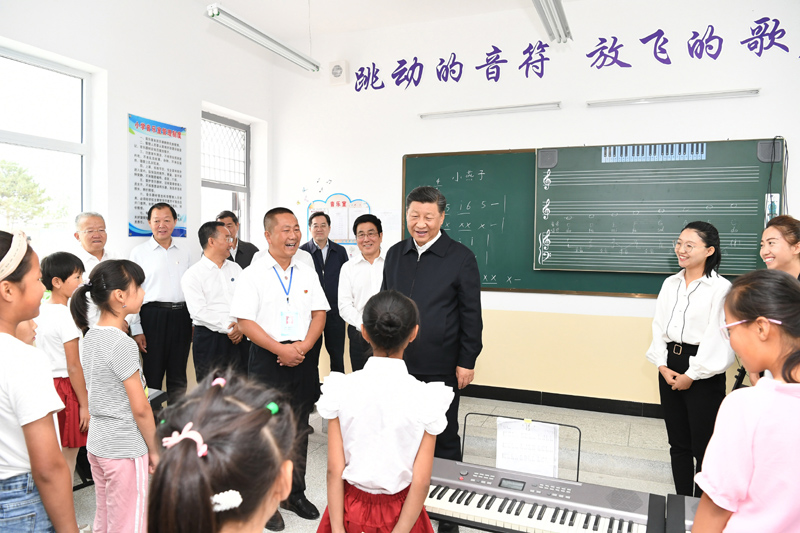 8月19日至22日，中共中央總書記、國家主席、中央軍委主席習(xí)近平在甘肅考察。這是21日上午，習(xí)近平在武威市古浪縣黃花灘生態(tài)移民區(qū)富民新村富民小學(xué)的音樂教室，認真觀看正在進行的音樂課教學(xué)。