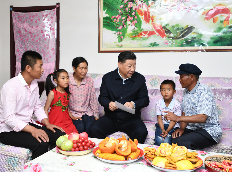 8月19日至22日，中共中央總書記、國家主席、中央軍委主席習(xí)近平在甘肅考察。這是21日上午，習(xí)近平在武威市古浪縣黃花灘生態(tài)移民區(qū)富民新村村民李應(yīng)川家，同李應(yīng)川一家拉家常。