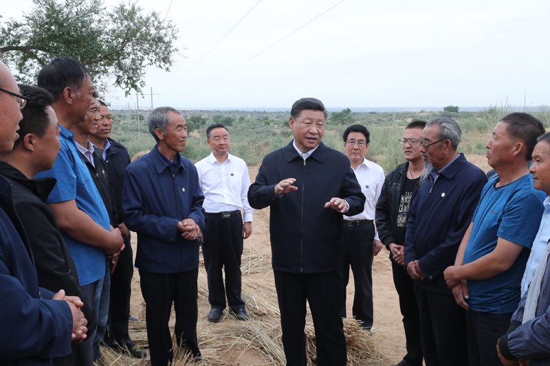 8月19日至22日，中共中央總書記、國家主席、中央軍委主席習(xí)近平在甘肅考察。這是21日上午，習(xí)近平在武威市古浪縣八步沙林場同“六老漢”代表及林場職工親切交談。