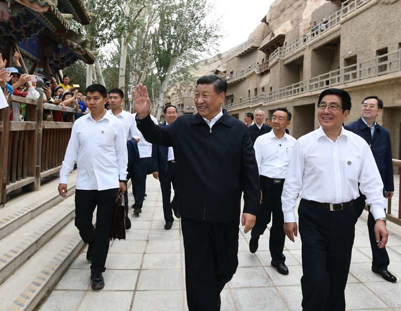 8月19日至22日，中共中央總書記、國家主席、中央軍委主席習(xí)近平在甘肅考察。這是19日下午，習(xí)近平在敦煌莫高窟考察調(diào)研時，向正在參觀的游客親切招手致意。