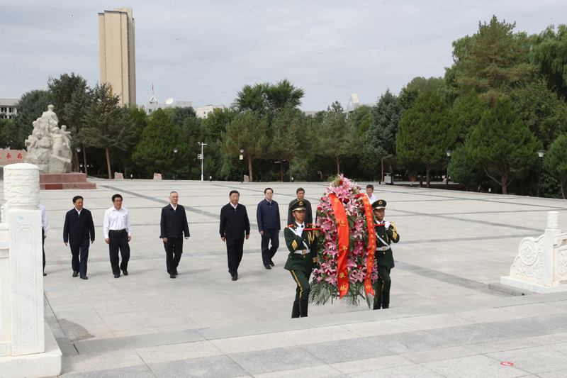 8月19日至22日，中共中央總書記、國家主席、中央軍委主席習(xí)近平在甘肅考察。這是20日上午，習(xí)近平來到張掖市高臺縣，瞻仰中國工農(nóng)紅軍西路軍紀念碑，向革命先烈敬獻花籃。