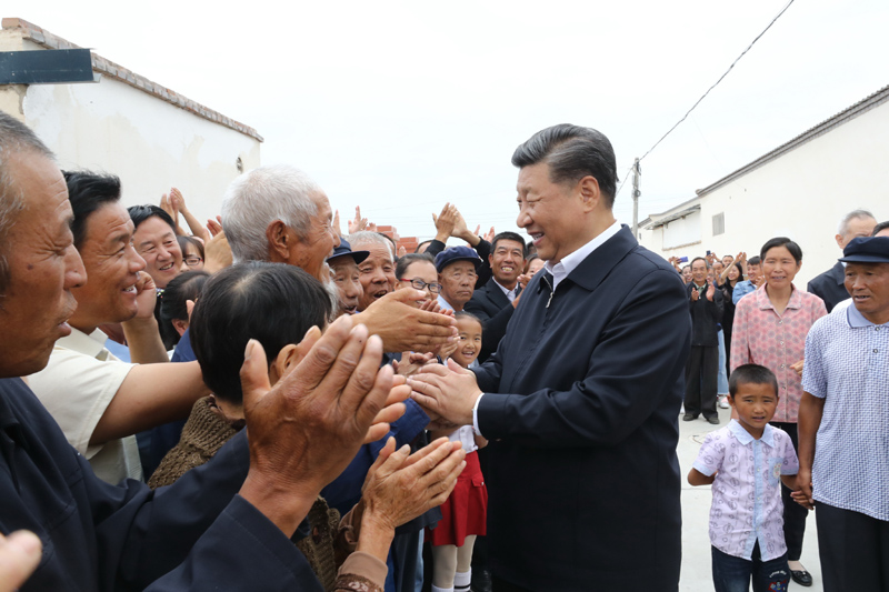 8月19日至22日，中共中央總書記、國家主席、中央軍委主席習(xí)近平在甘肅考察。這是21日上午，習(xí)近平在武威市古浪縣黃花灘生態(tài)移民區(qū)富民新村同村民親切交談。
