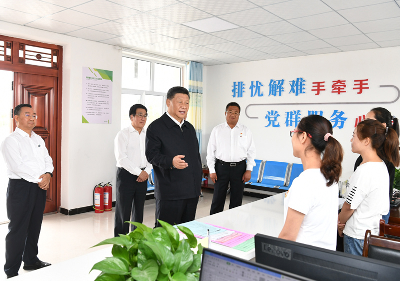 8月19日至22日，中共中央總書記、國家主席、中央軍委主席習(xí)近平在甘肅考察。這是21日上午，習(xí)近平在武威市古浪縣黃花灘生態(tài)移民區(qū)富民新村黨群服務(wù)中心考察。