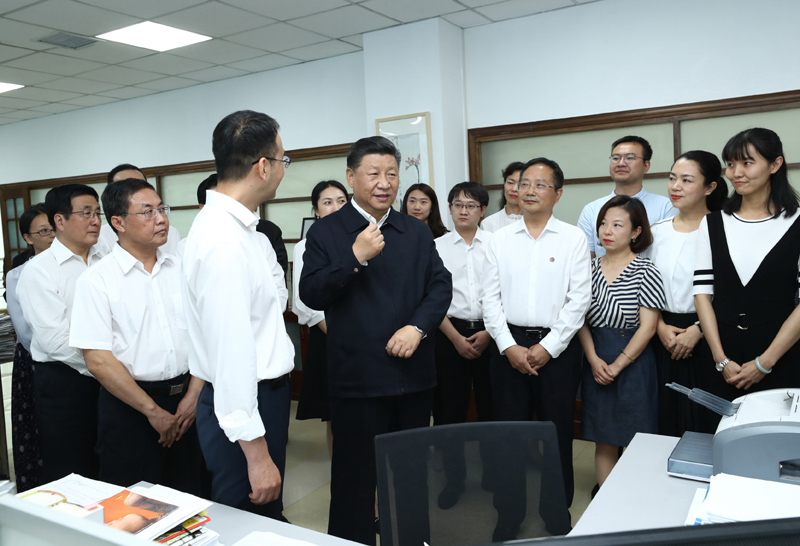 8月19日至22日，中共中央總書記、國家主席、中央軍委主席習(xí)近平在甘肅考察。這是21日下午，習(xí)近平在《讀者》編輯部同工作人員交流，勉勵他們?yōu)槿嗣裉峁└鄡?yōu)秀精神食糧。