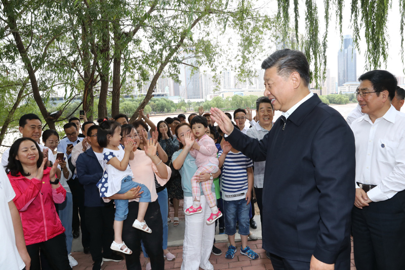 8月19日至22日，中共中央總書記、國家主席、中央軍委主席習(xí)近平在甘肅考察。這是21日下午，習(xí)近平在蘭州市黃河治理蘭鐵泵站項目點同正在休閑的群眾親切交談。