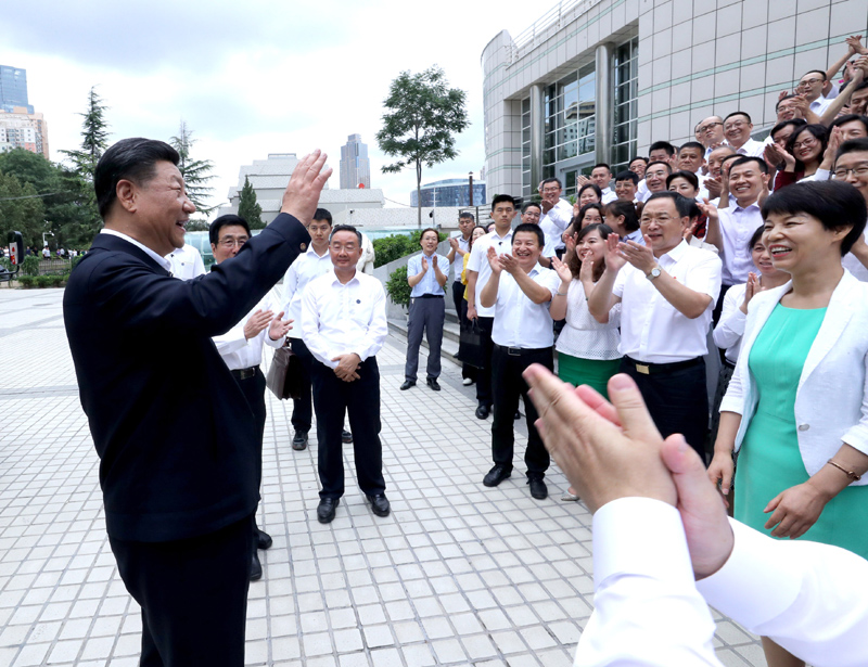 8月19日至22日，中共中央總書記、國家主席、中央軍委主席習(xí)近平在甘肅考察。這是21日下午，習(xí)近平在讀者出版集團有限公司同工作人員親切交談。