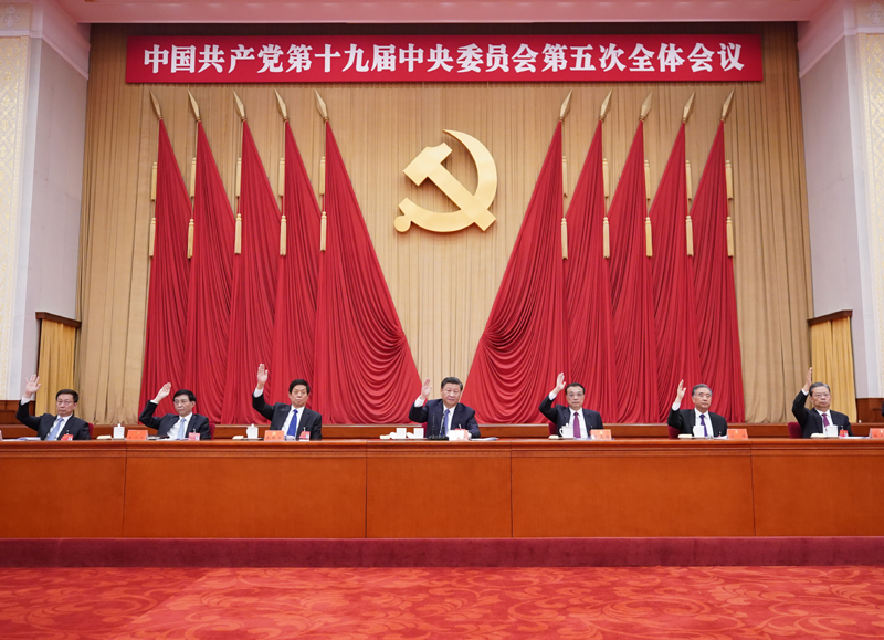 中國共產(chǎn)黨第十九屆中央委員會第五次全體會議，于2020年10月26日至29日在北京舉行。這是習近平、李克強、栗戰(zhàn)書、汪洋、王滬寧、趙樂際、韓正等在主席臺上。新華社記者 王曄 攝