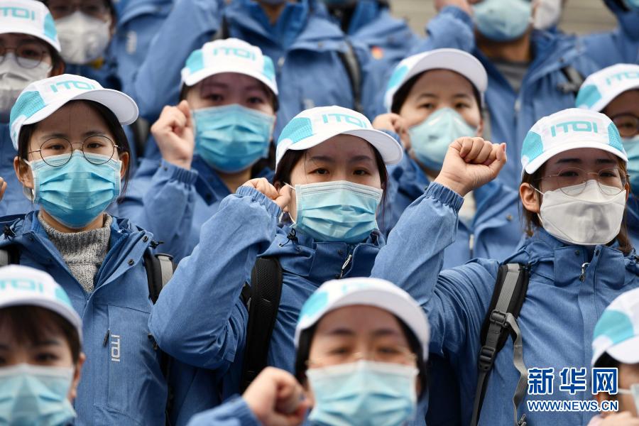 2020年2月9日，在山東濟南，山東大學第二醫(yī)院支援湖北抗疫國家醫(yī)療隊中的黨員在出發(fā)前重溫入黨誓詞。新華社記者 朱崢 攝