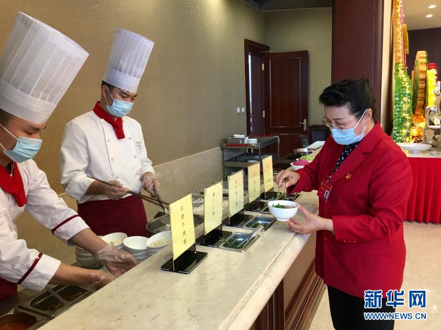 2020年10月29日，受邀列席黨的十九屆五中全會的基層社區(qū)工作者吳亞琴在京西賓館餐廳取了一份小碗面。她表示：“盛面的碗也都是小碗，吃多少打多少?！毙氯A社記者 朱基釵 攝